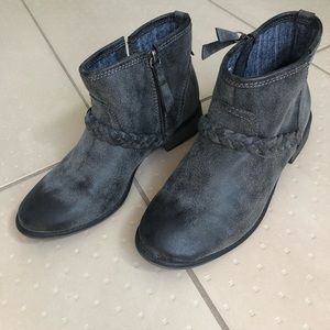 Women’s Roxy booties. Dark gray suede. Size 7.5